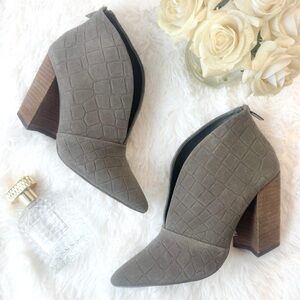 Vince Camuto taupe heeled bootie ❤️